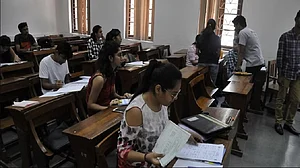 JEE पेपर लीक मामले में रूसी नागरिक दिल्ली एयरपोर्ट से गिरफ्तार, CBI ने बताया कांड का मास्टरमाइंड