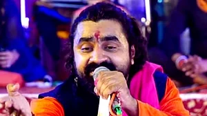 यूपी : बीजेपी नेता के सामने भजन गायक ने दिया भड़काऊ भाषण, कहा- हथियार उठाने को तैयार रहें हिंदू
