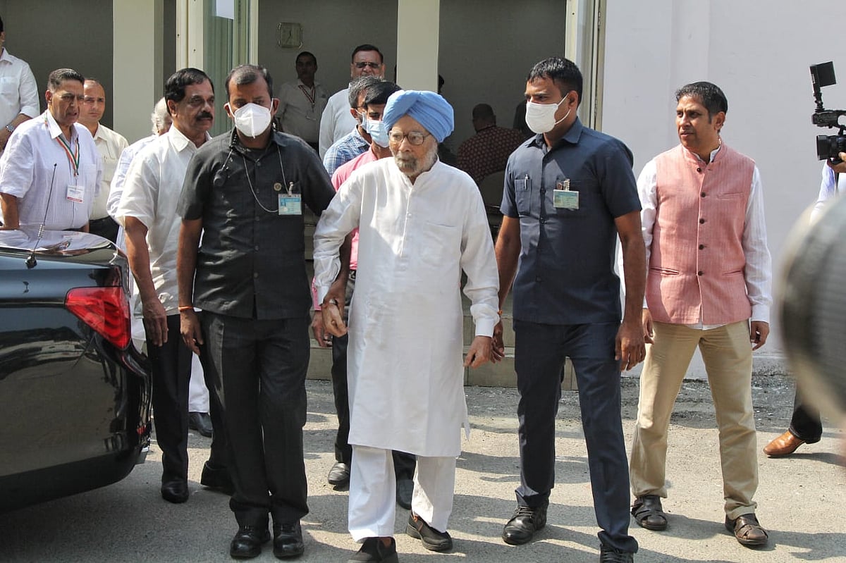 वोट डालने कांग्रेस दफ्तर पहुंचे पूर्व पीएम मनमोहन सिंह की तस्वीर