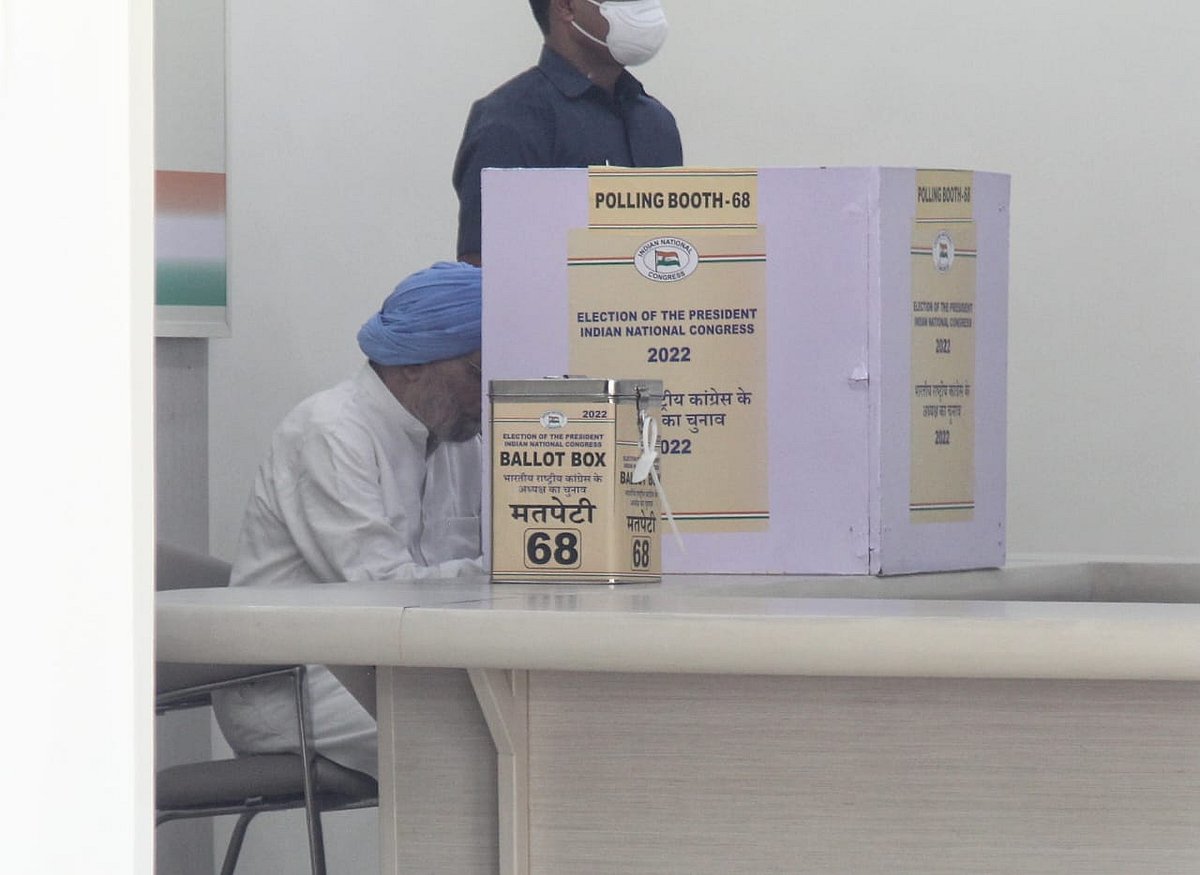 कांग्रेस के वरिष्ठ नेता और पूर्व पीएम मनमोहन सिंह की वोटिंग के दौरान की तस्वीर