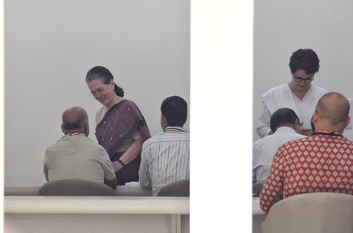 कांग्रेस के नए अध्यक्ष चुनाव की वोटिंग के लिए AICC दफ्तर पहुंची सोनिया गांधी और प्रियंका गांधी 