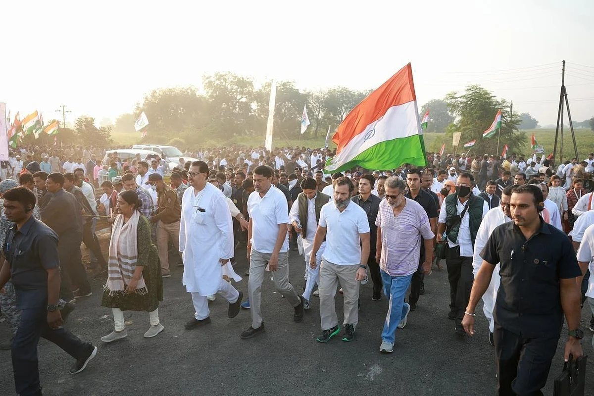 'भारत जोड़ो यात्रा' में शामिल हुए महात्मा गांधी के प्रपौत्र तुषार गांधी, भारत को एकजुट करने के लिए राहुल गांधी से मिलाया हाथ