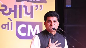 गुजरात चुनावः केजरीवाल ने इसुदान गढ़वी को बनाया AAP का मुख्यमंत्री उम्मीदवार, सर्वे के जरिये चुनने का किया दावा