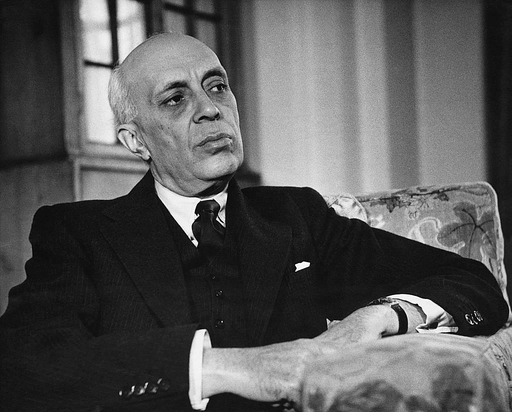 पंडित नेहरू को इतिहास का खलनायक साबित करने में जुटी सरकारी मशीनरी, मीडिया भी खड़ा कर रहा झूठ का पुलिंदा!