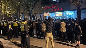 चीन में सख्त कोविड प्रतिबंधों के खिलाफ भारी विरोध, सड़कों पर उतरे लोग, राष्ट्रपति जिनपिंग से मांगा इस्तीफा