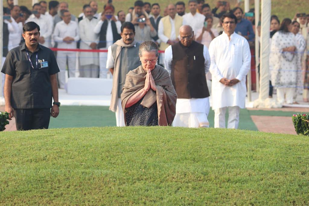 जवाहर लाल नेहरू की जयंती: सोनिया गांधी और कांग्रेस अध्यक्ष खड़गे ने अर्पित की पुष्पांजलि, जानें उनके बारे में