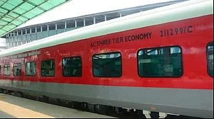 एसी-3 के इकोनॉमी कोच में सफर करने वालों को तगड़ा झटका, रेलवे के ताजा फैसले से महंगी पड़ेगी यात्रा