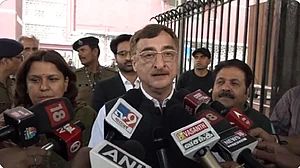 गुजरात में वोटिंग से पहले चुनाव नतीजे दिखा रहे कुछ चैनल, कांग्रेस ने चुनाव आयोग से की शिकायत