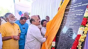 कर्नाटक में कक्षाओं को भगवा रंग में रंगने के खिलाफ कांग्रेस का हल्ला बोल, 'विवेका योजना' के खिलाफ शुरू किया अभियान