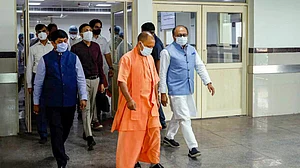 UP: सवालों के घेरे में योगी सरकार की स्वास्थ्य व्यवस्था! महाराजगंज में भ्रूण को मुंह में दबाकर ले जाते दिखा कुत्ता