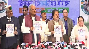 हिमाचल चुनाव: कांग्रेस का घोषणापत्र जारी, युवाओं-किसानों समेत कई वर्गों के लिए बड़े वादे, जानें और क्या है खास