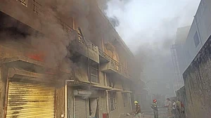 नोएडा की एक्सपोर्ट कंपनी में लगी भीषण आग, दमकल की 7 गाड़ियां मौके पर, फिलहाल किसी के हताहत होने की खबर नहीं