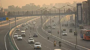 आज से दिल्ली की सड़कों पर चला सकते हैं BS-3 पेट्रोल और BS-4 डीजल वाहन, प्रदूषण के कम होते ही हटी पाबंदी