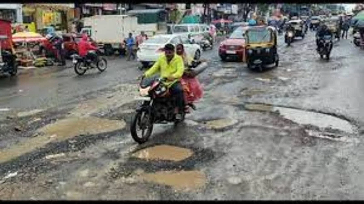 गड्ढा भराई की रस्म भी पूरी नहीं कर पाई योगी सरकार, सड़कों को गड्ढों से आजाद करने की मीयाद 15 से बढ़ाकर 30 नवंबर की गई