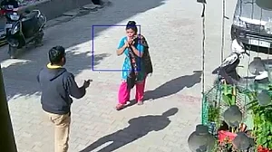 गाजियाबाद में घर के बाहर धूप में बैठी महिला से दिनदहाड़े लूट, घटना को अंजाम देकर अपराधी फरार