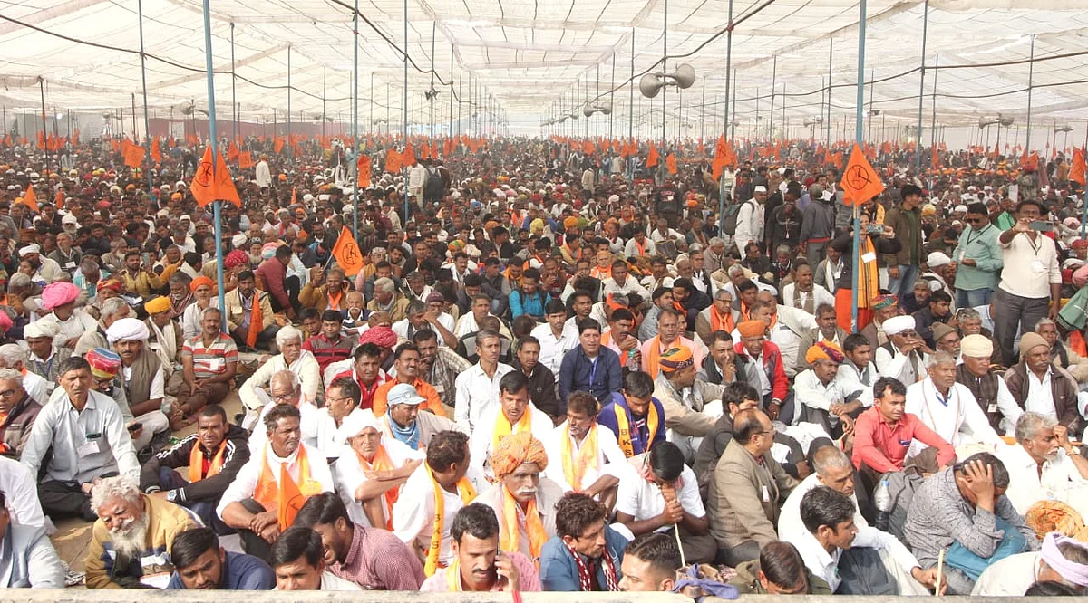 दिल्ली: रामलीला मैदान में 'किसानों की गर्जना रैली', बड़ी संख्या में शामिल हुए अन्नदाता, देखें तस्वीरें