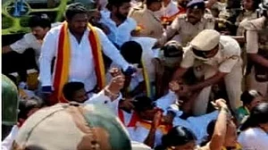 महाराष्ट्र-कर्नाटक सीमा विवाद पर बेलगावी में हिंसा, कन्नड़ कार्यकर्ताओं ने जमकर काटा बवाल, पुलिस पर भी पथराव