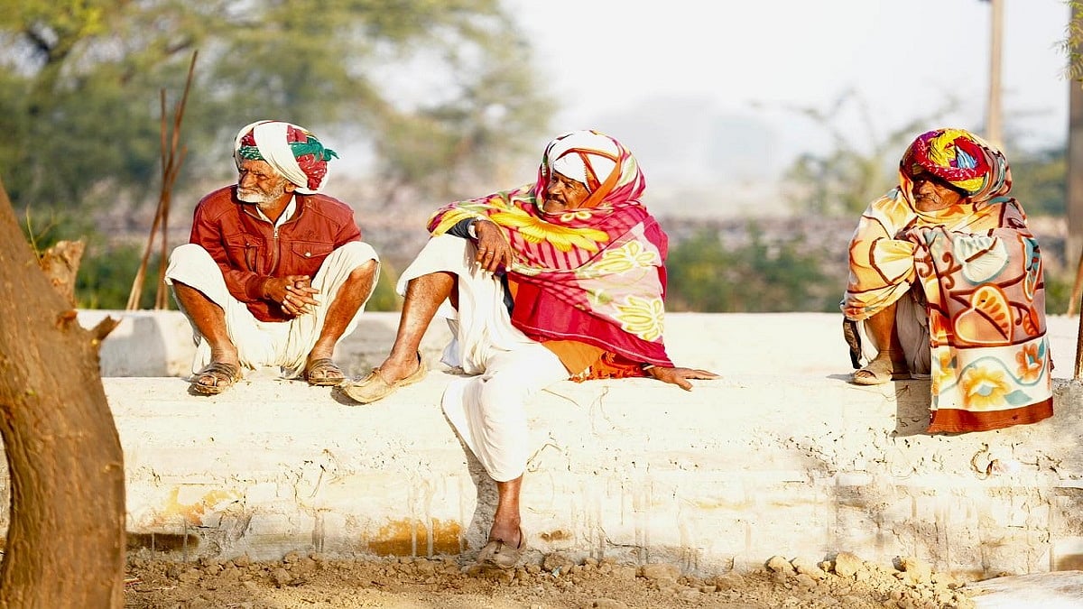 रास्ते में पदयात्रा को निहारते बुजुर्ग