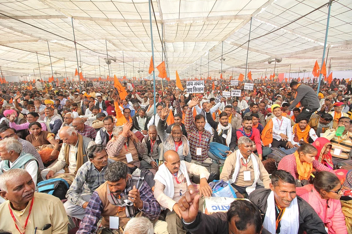 दिल्ली: रामलीला मैदान में 'किसानों की गर्जना रैली', बड़ी संख्या में शामिल हुए अन्नदाता, देखें तस्वीरें