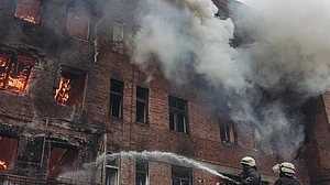 रूस ने यूक्रेन पर रातभर बरसाए बम, आग की लपटों में घिरा कीव, बजता रहा सायरन, कई इलाकों में बिजली गुल