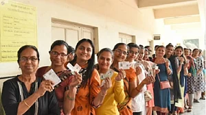 गुजरात चुनावः पहले चरण में कुल 63.31 फीसदी मतदान, 60 प्रतिशत महिलाओं, 65 प्रतिशत पुरुषों ने डाला वोट