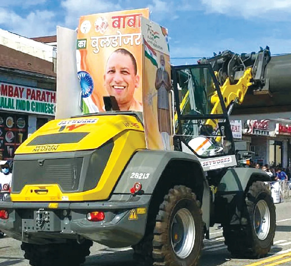 गुजरात चुनाव: हिंदुत्व की पताका योगी के हाथ में सौंप गुजरात में यूपी मॉडल को आज़मा रही है बीजेपी