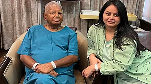 लालू यादव का सिंगापुर में किडनी प्रत्यारोपण सफल, बेटी रोहिणी आचार्य ने किया अंगदान, दोनों ICU में स्वस्थ