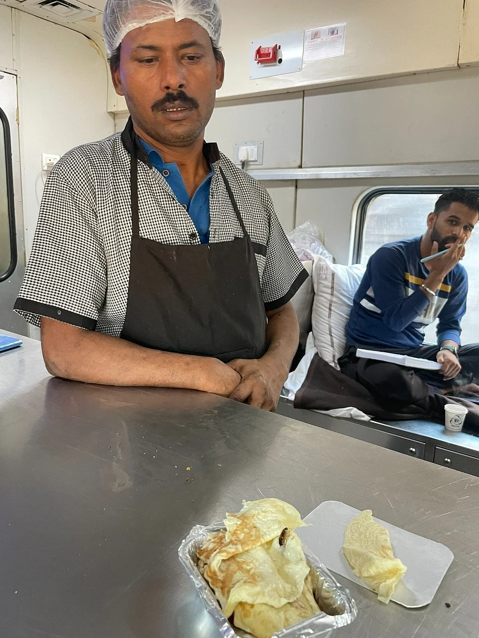 सावधान! ट्रेन में आपकी जिंदगी से खिलवाड़, राजधानी ट्रेन में ढाई साल की बच्ची को परोसे गए आमलेट में निकला कॉकरोच
