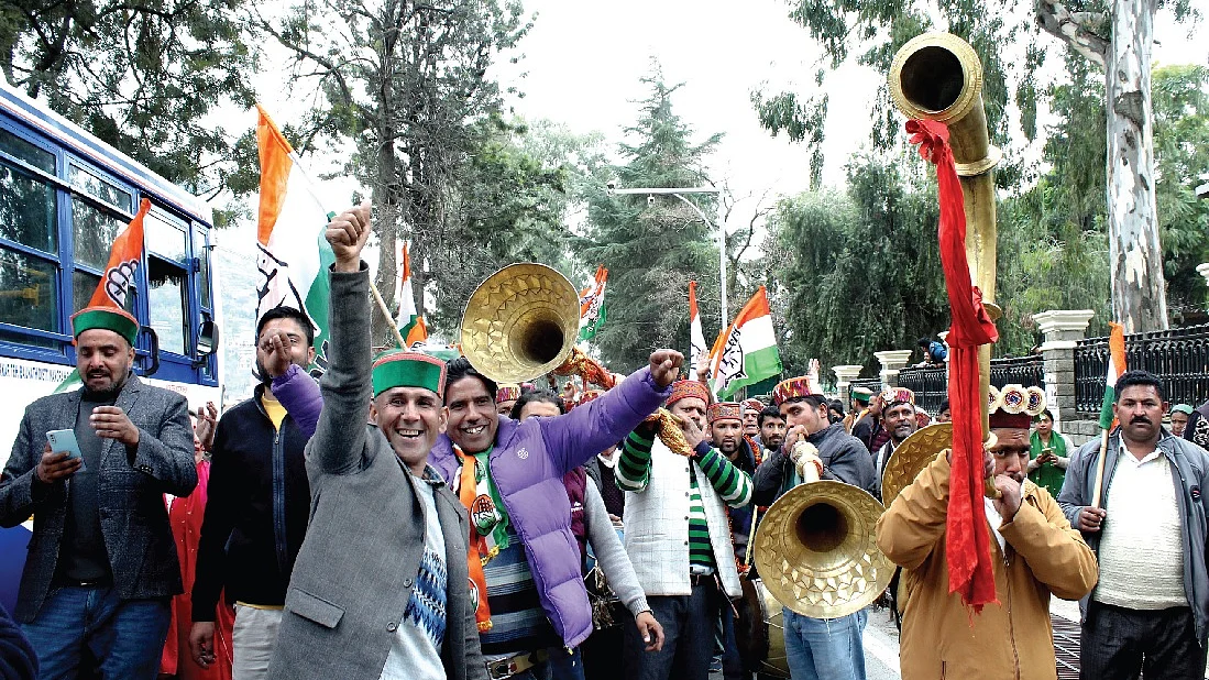 हिमाचल में कांग्रेस की जीत के बाद जश्न