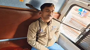 चलती ट्रेन में घुसा लोहे का रॉड, कोच में बैठे शख्स की हुई दर्दनाक मौत, रेलवे ने शुरू की जांच