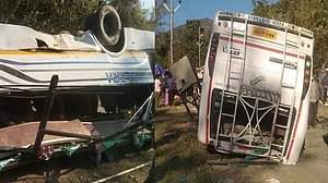 मणिपुर में दर्दनाक हादसा, स्कूल बस पलटने से 7 छात्राओं की मौत, 18 से ज्यादा घायल, कई की हालत गंभीर