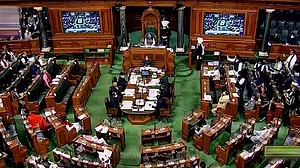 संसद में संग्राम! लोकसभा से विपक्ष ने किया वॉकआउट, पेट्रोल-डीजल की कीमतों पर सरकार के जवाब से थे नाखुश