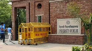 DU के शिक्षकों ने कहा- होली मनाने के लिए नहीं हैं पैसे, फंड कटौती से नाराज डूटा ने LG को लिखा पत्र