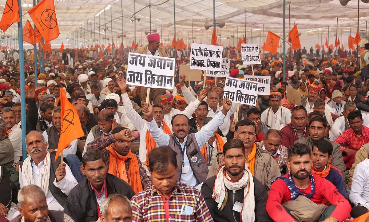 दिल्ली: रामलीला मैदान में 'किसानों की गर्जना रैली', बड़ी संख्या में शामिल हुए अन्नदाता, देखें तस्वीरें