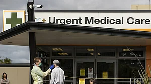 सिर्फ चीन नहीं, न्यूजीलैंड में भी जारी है कोरोना कहर, एक हफ्ते में 78 लोगों की मौत, 32,010 नए केस दर्ज