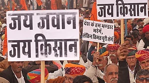 दिल्ली: रामलीला मैदान में 'किसानों की गर्जना रैली', बड़ी संख्या में शामिल हुए अन्नदाता, देखें तस्वीरें