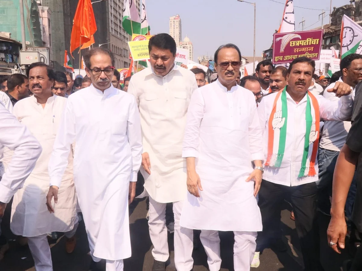 महाराष्ट्र में विपक्षी MVA ने दिखाई अपनी ताकत, राज्यपाल, मुख्यमंत्री के खिलाफ 'हल्ला-बोल' जुलूस में उमड़ी भारी भीड़