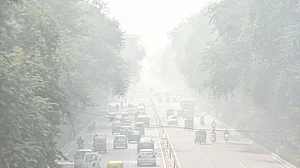 मौसम का फिर बिगाड़ा मिजाज, दिल्ली में ठंड-कोहरे का डबल अटैक, AQI भी खराब