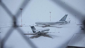 अमेरिका: त्योहारी सीजन में बर्फीले तूफान की वजह से सैकड़ों उड़ानें पर लगी ब्रेक, 60 फीसदी लोग भीषण ठंड में फंसे