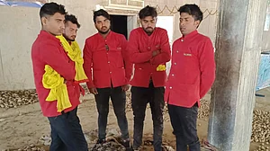 UP: फर्रुखाबाद में इंसानियत शर्मसार! BJP नेता ने चोरी के शक में 5 वेटरों को जंजीरों में बांधा, रातभर बनाया बंधक
