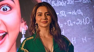 सिनेजीवन: रकुलप्रीत ने सेक्स एजुकेशन पर की बात और एक्टर जेरेमी रेनर ने अस्पताल से शेयर की तस्वीर