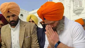 केसरिया पगड़ी में अमृतसर पहुंचे राहुल, स्वर्ण मंदिर में टेका मत्था, सुनी गुरबानी, कड़ा प्रसाद चखा, देखें तस्वीरें