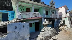 भारी भू-धंसाव के चलते उत्तराखंड के इस गांव के कई घर हो चुके जमींदोज, विस्थापन की तैयारी