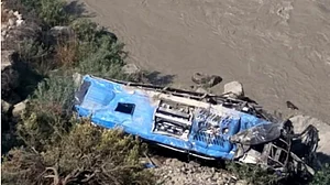 पाकिस्तान में हादसे के बाद गहरी खाई में गिरी बस, जलने से 44 लोगों की मौत