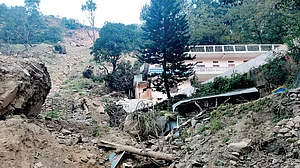 उत्तराखंड में विकास की विनाशलीला: खत्म होने के कगार पर जोशीमठ, मकानों में दरारें, जमीन से फूटते पानी के चश्मे,