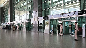 बेंगलुरु एयरपोर्ट पर सिक्योरिटी चेक के नाम पर उतरवाए गए महिला के कपड़े?