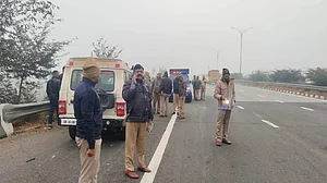 हादसा या हत्या? ग्रेटर नोएडा में ईस्टर्न पेरीफेरल पर टायर से कुचला लड़की का सिर, जांच में जुटी पुलिस