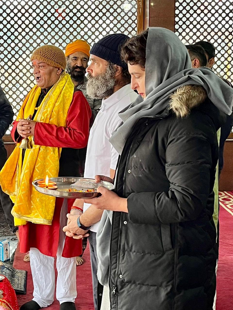 राहुल गांधी और प्रियंका गांधी ने खीर भवानी मंदिर में टेका मत्था 