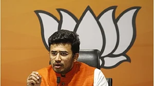 BJP सांसद तेजस्वी सूर्या ने खोला प्लेन का इमरजेंसी गेट, कई लोगो को खतरे में डाला, साथी यात्री ने लगाया आरोप