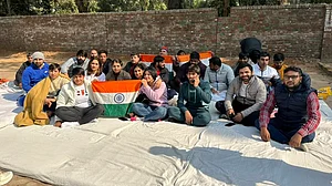 दिल्ली के जंतर-मंतर पर खिलाड़ियों का प्रदर्शन जारी, सर्द रात में खुले आसमान के नीचे गुजारी रात, PM से मिलने की मांग